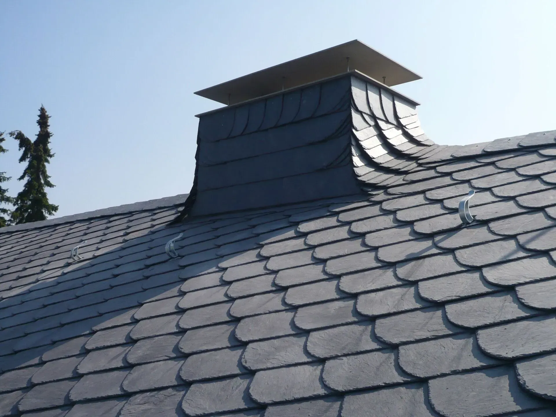 Gedecktes Dach mit Schornstein