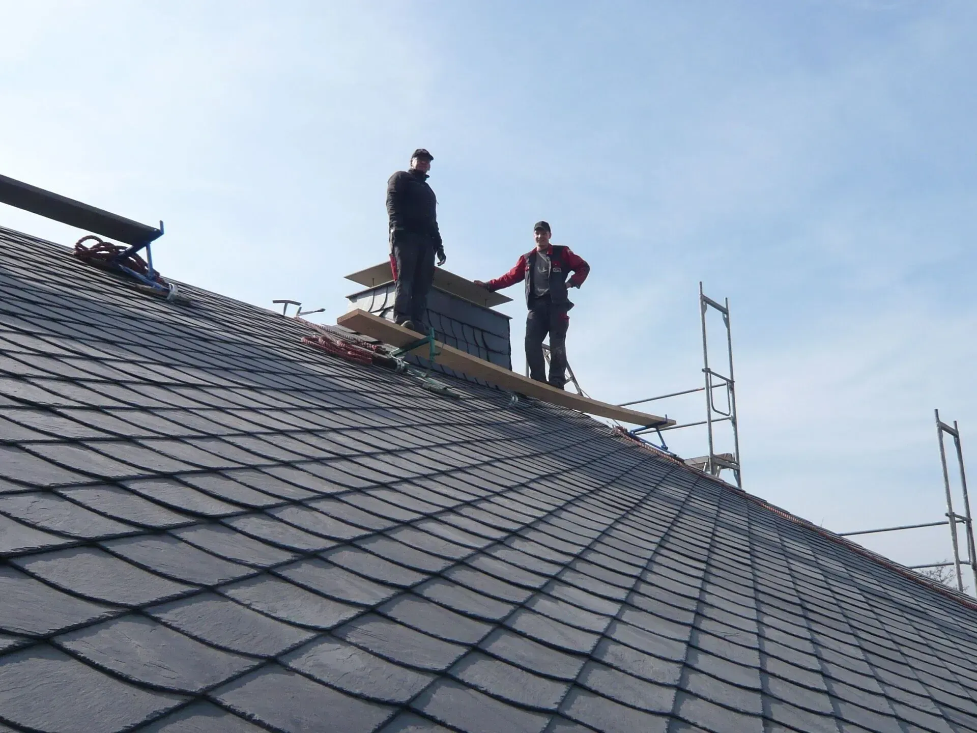 Dunkel gedecktes Dach mit Mitarbeitern der Elmar Thiele GmbH