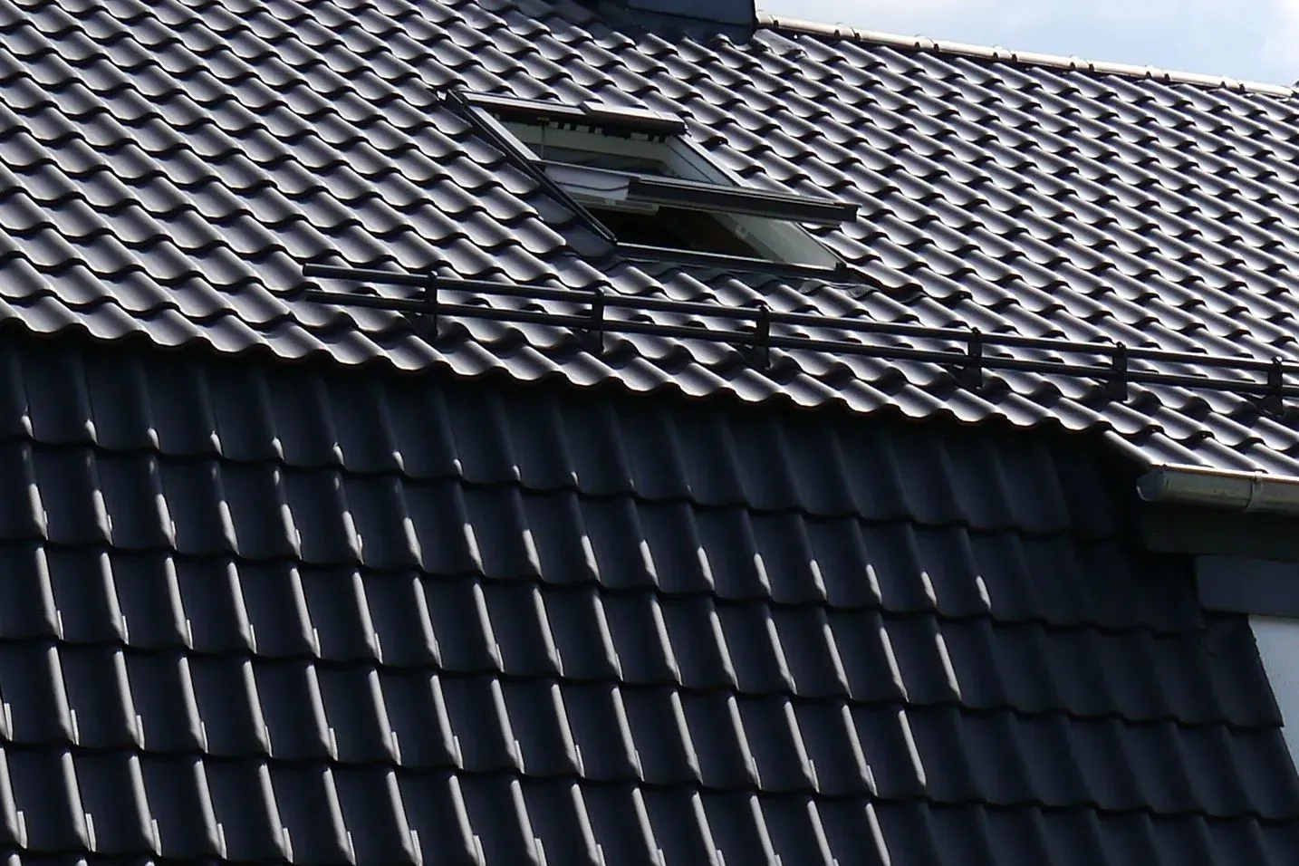 Modernes dunkel gedecktes Dach