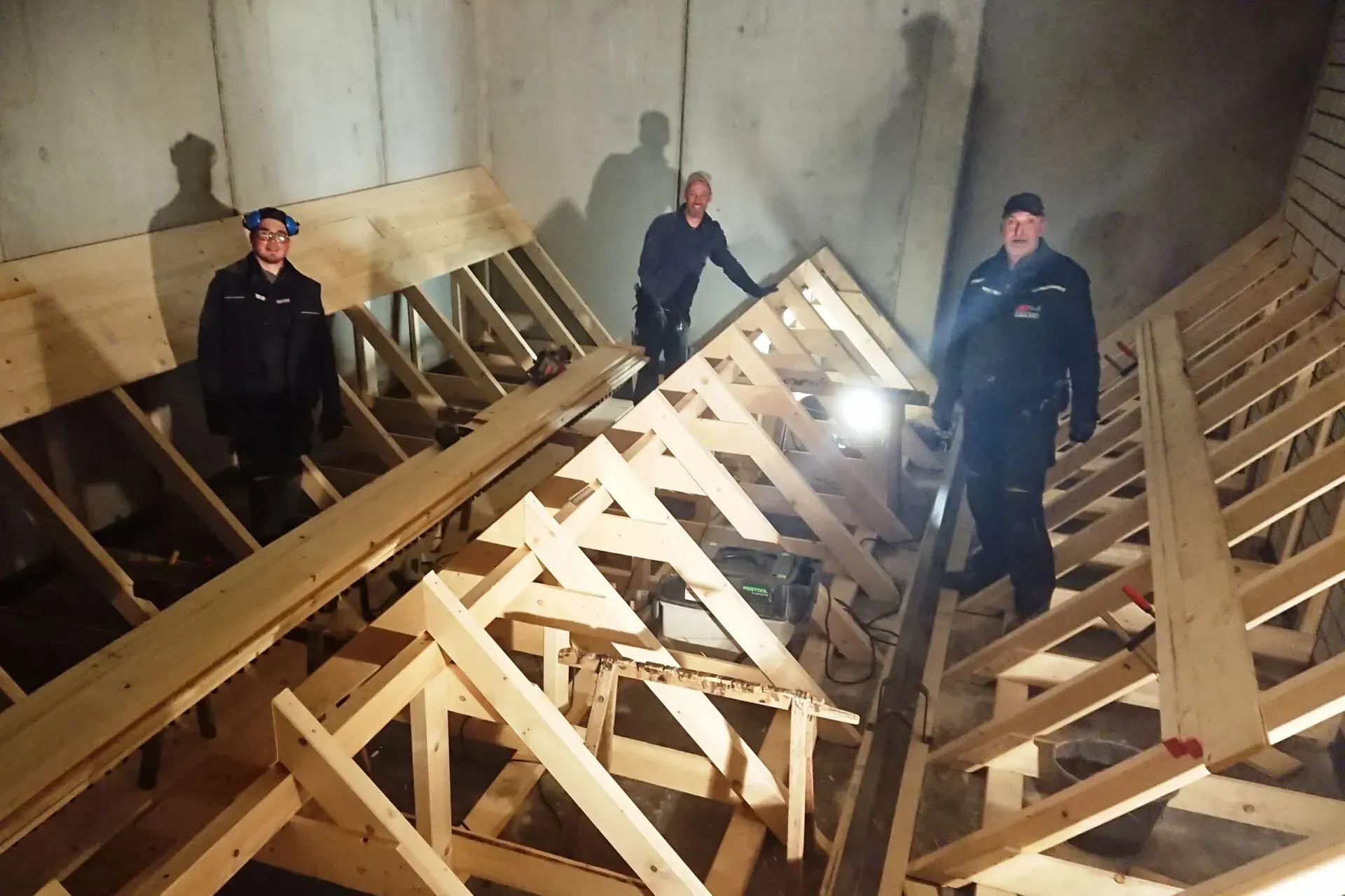 Team von Elmar Thiele arbeitet an Holzgestellen für Dächer