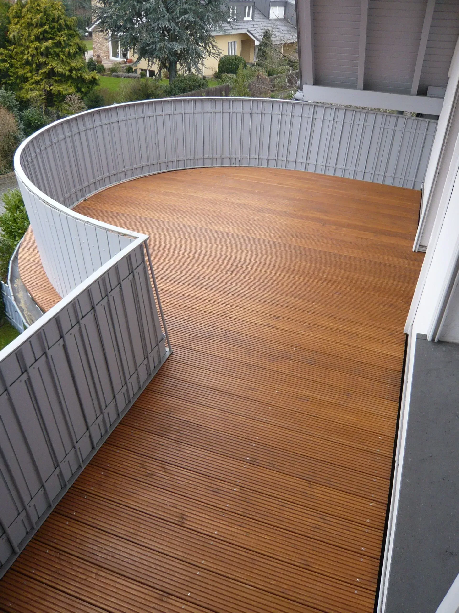 Organisch geformter Balkon mit Holzdielen