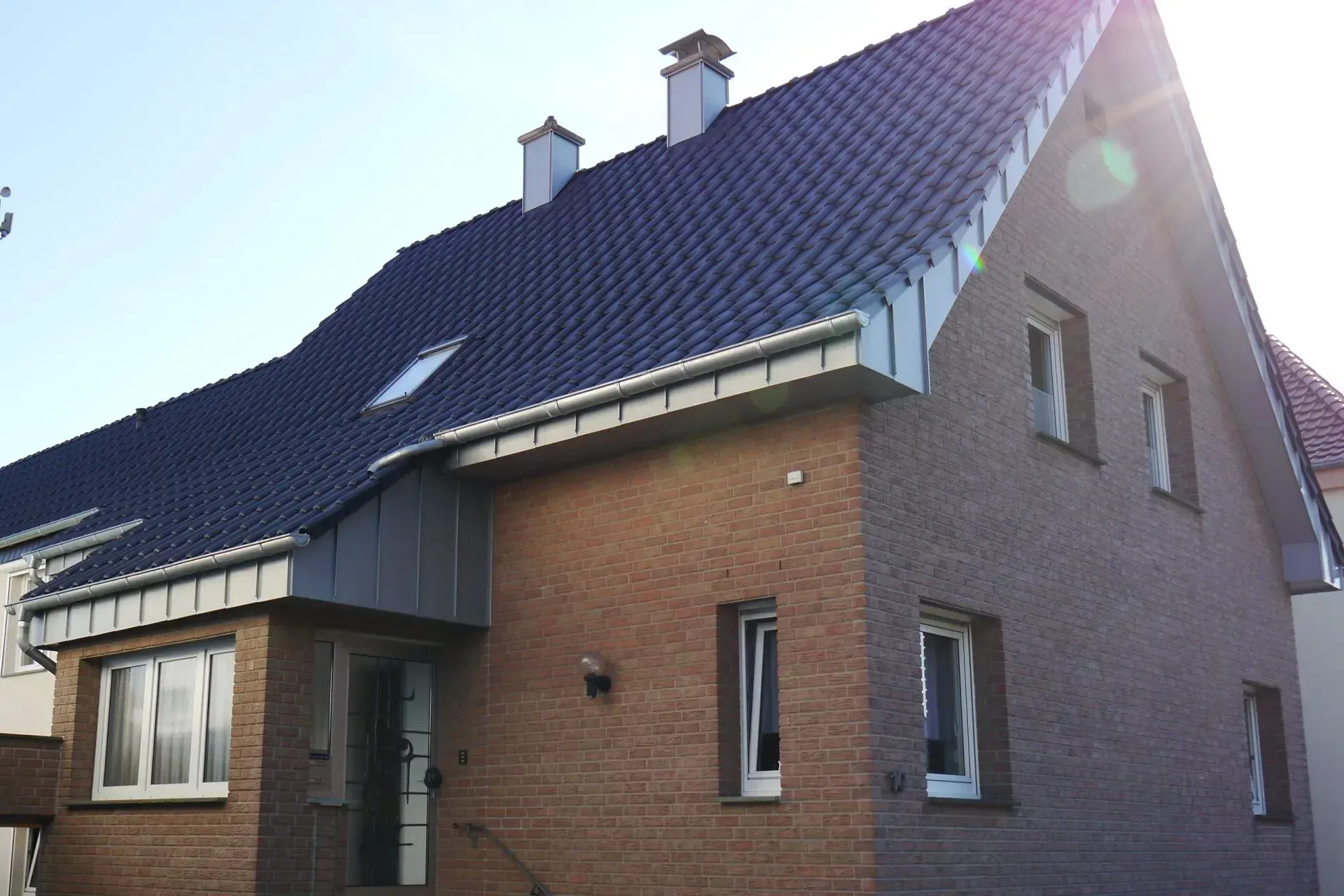 Haus mit neu gedecktem Dach