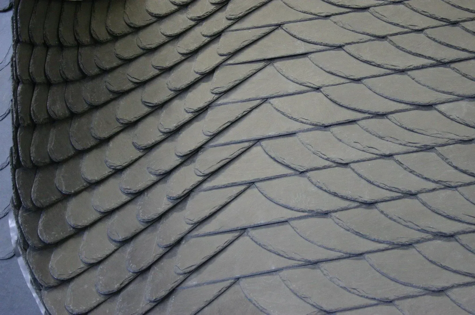 Nahaufnahme Schiefer-Vertäfelung eines Daches