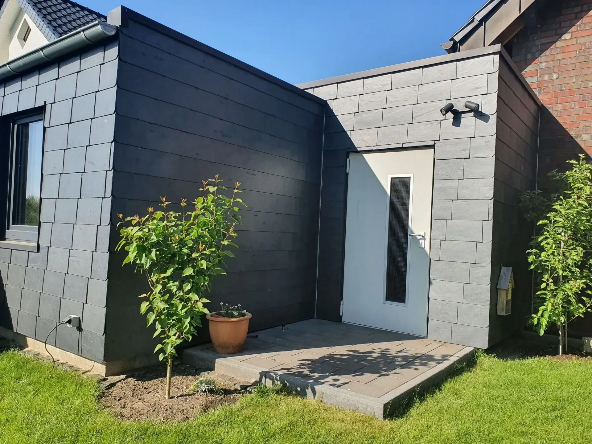 Mit Schiefer vertäfelter Hauseingang