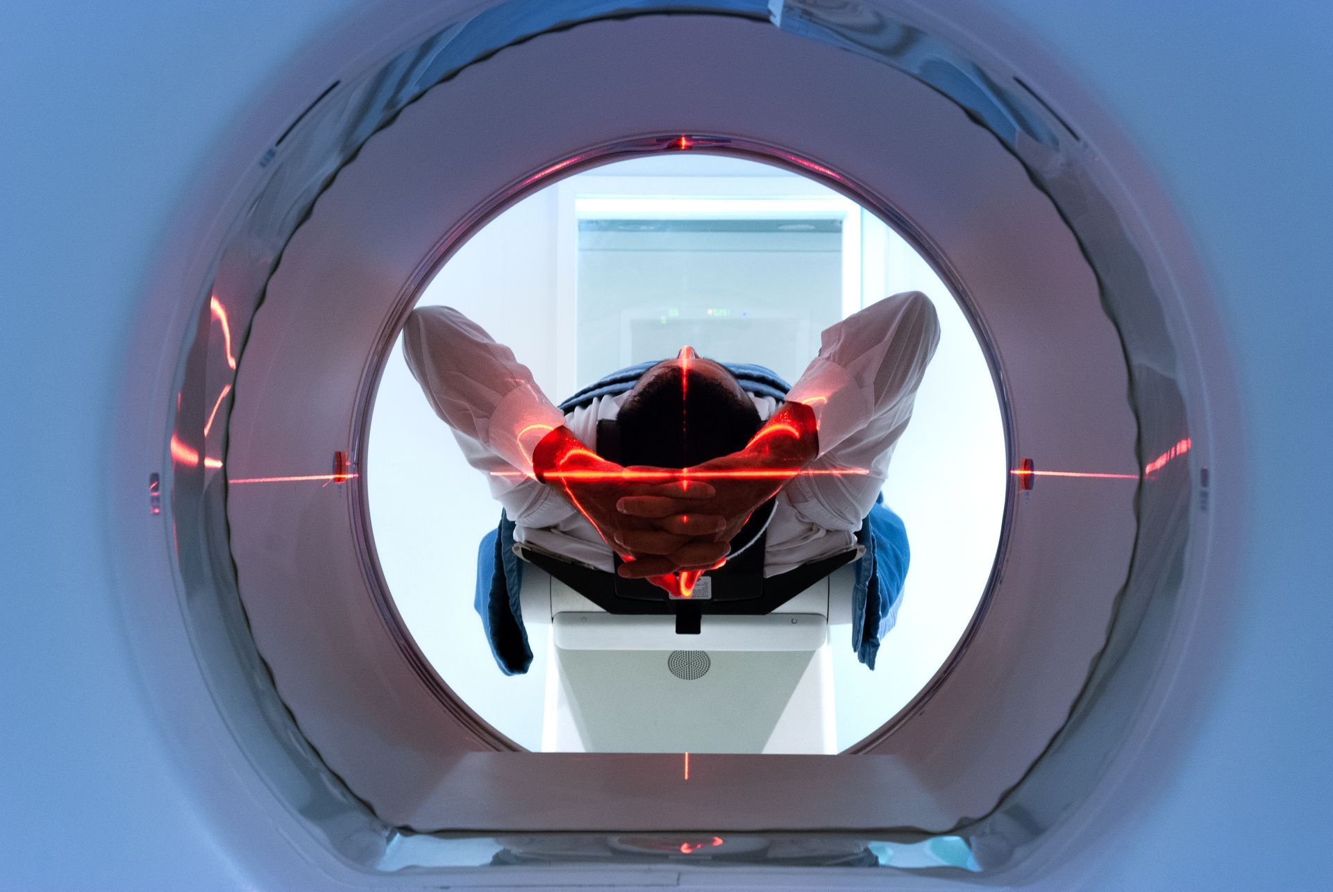 Un patient qui entre dans un tunnel d'IRM