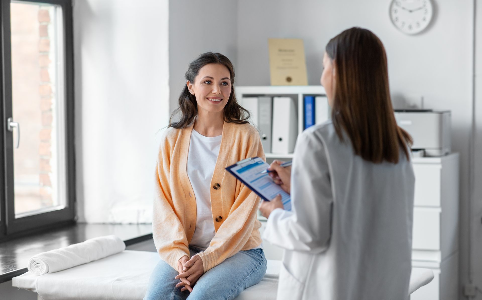 Une femme médecin avec une patiente