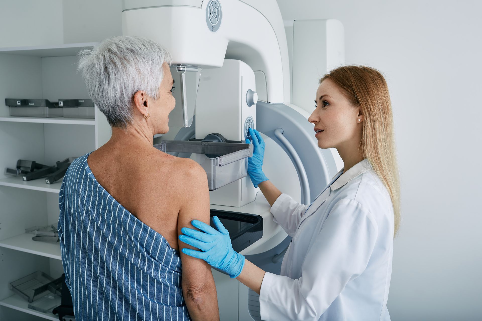 Une patiente qui effectue une mammographie, accompagnée d'une femme médecin