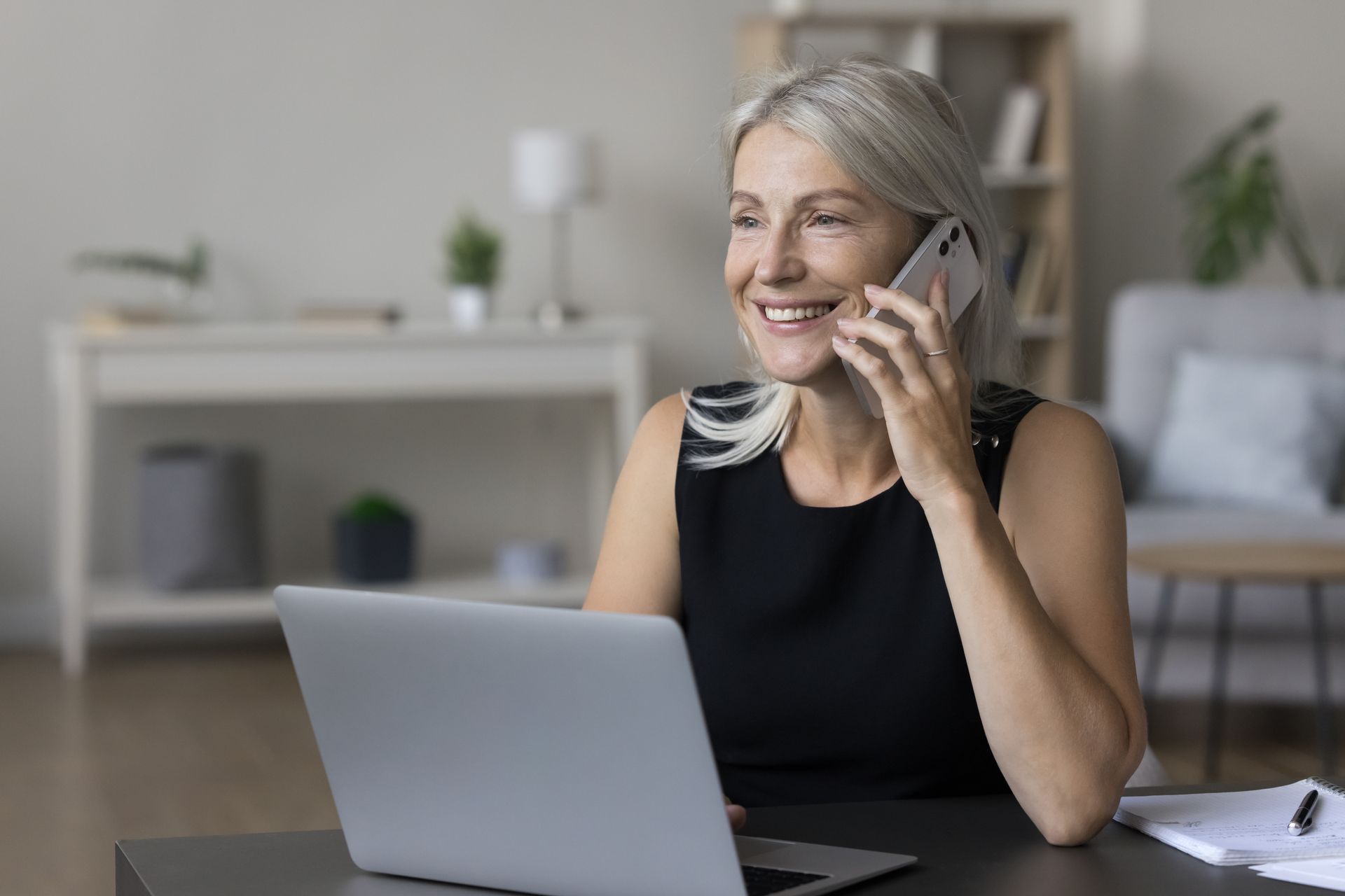 Une patiente qui prend un rendez-vous par téléphone