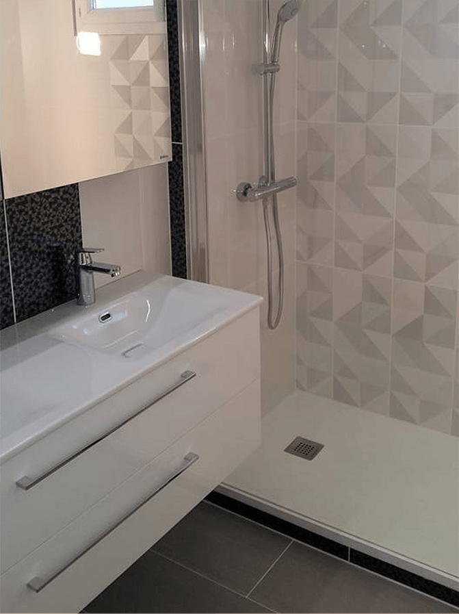 Salle de bains blanche