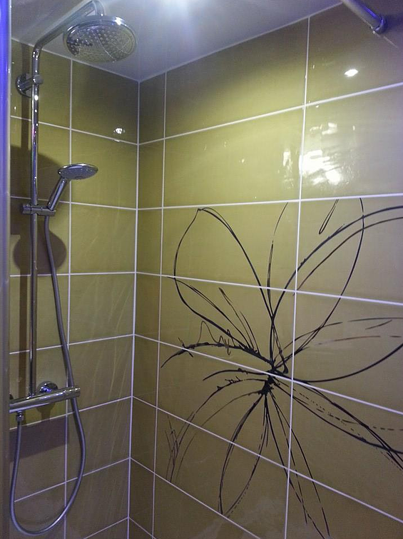 Motif de fleur esquissée sur du carrelage