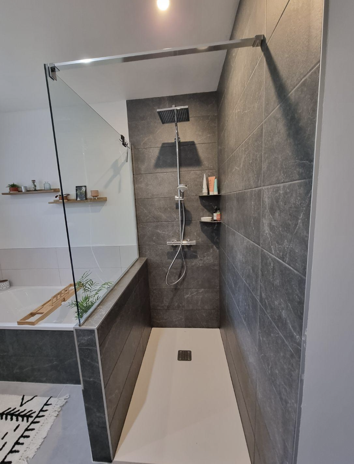 Douche à l'italienne gris foncé