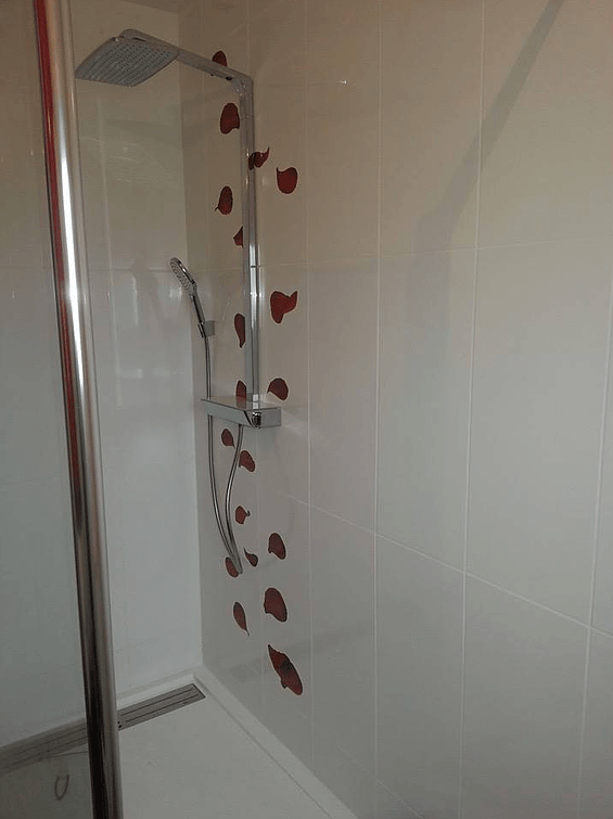 Douche stylisée avec des touches de rouge