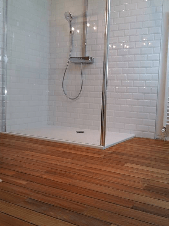 Douche à l'italienne sur un carrelage imitation parquet