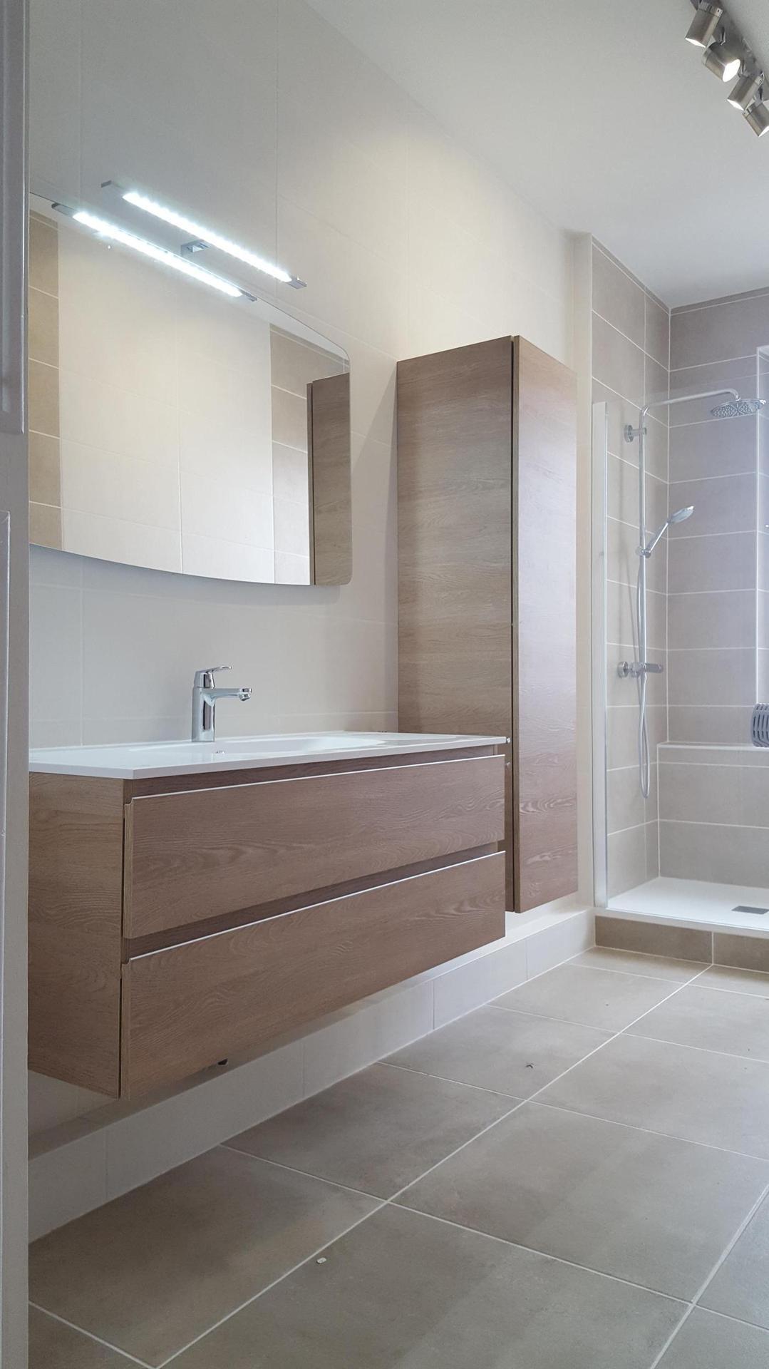 Meuble vasque assorti à une colonne