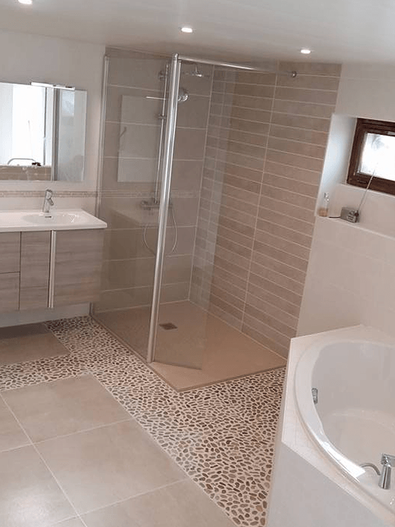 Salle de bains rénovée avec plusieurs revêtements