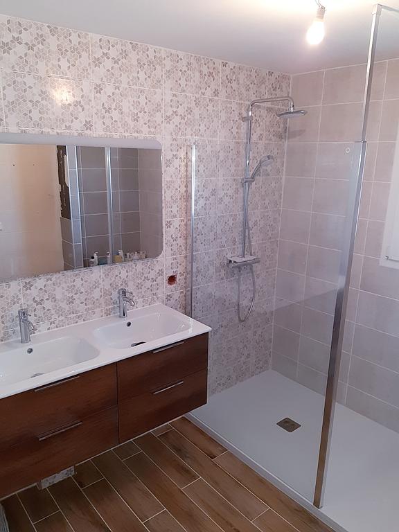 Salle de bains avec un carrelage à motif complexe