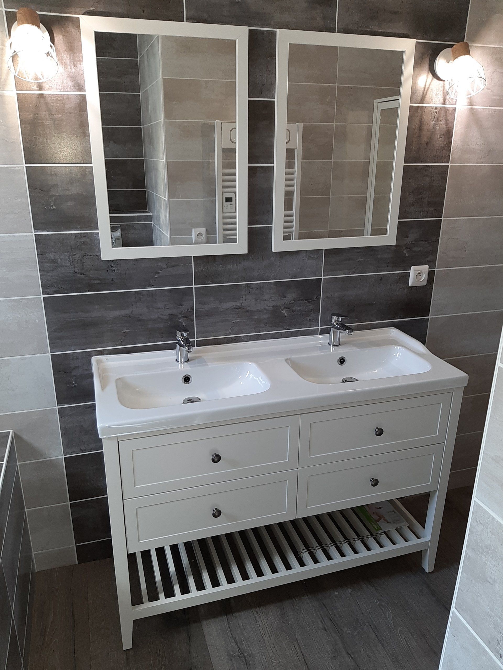 Salle de bains grise