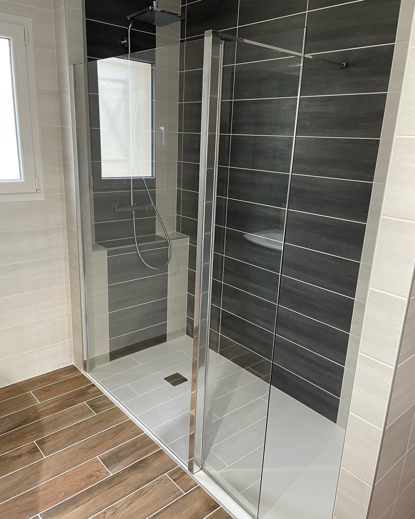 Douche à l'italienne grise, beige et imitation bois