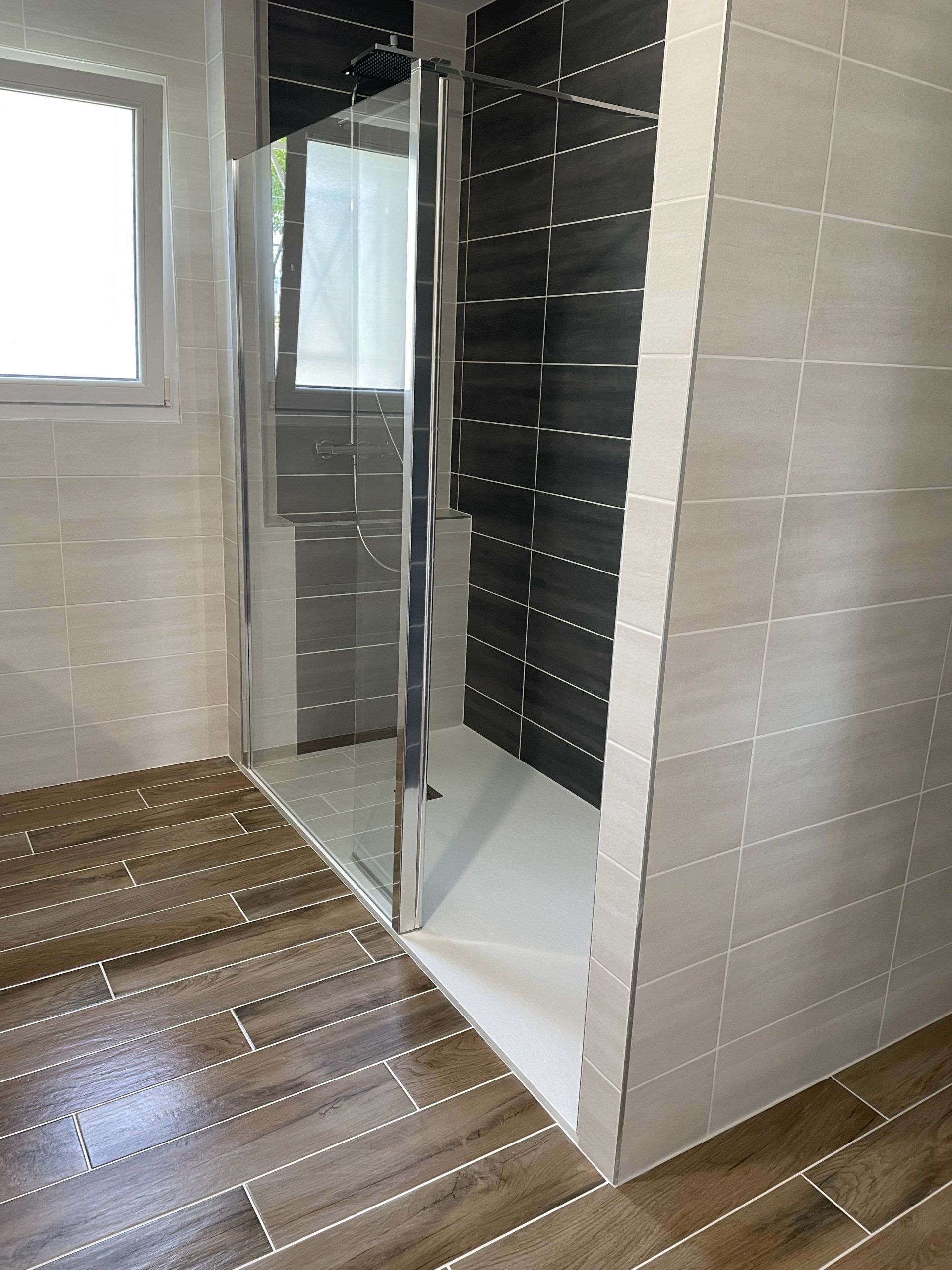 Douche à l'italienne marron, blanche et grise