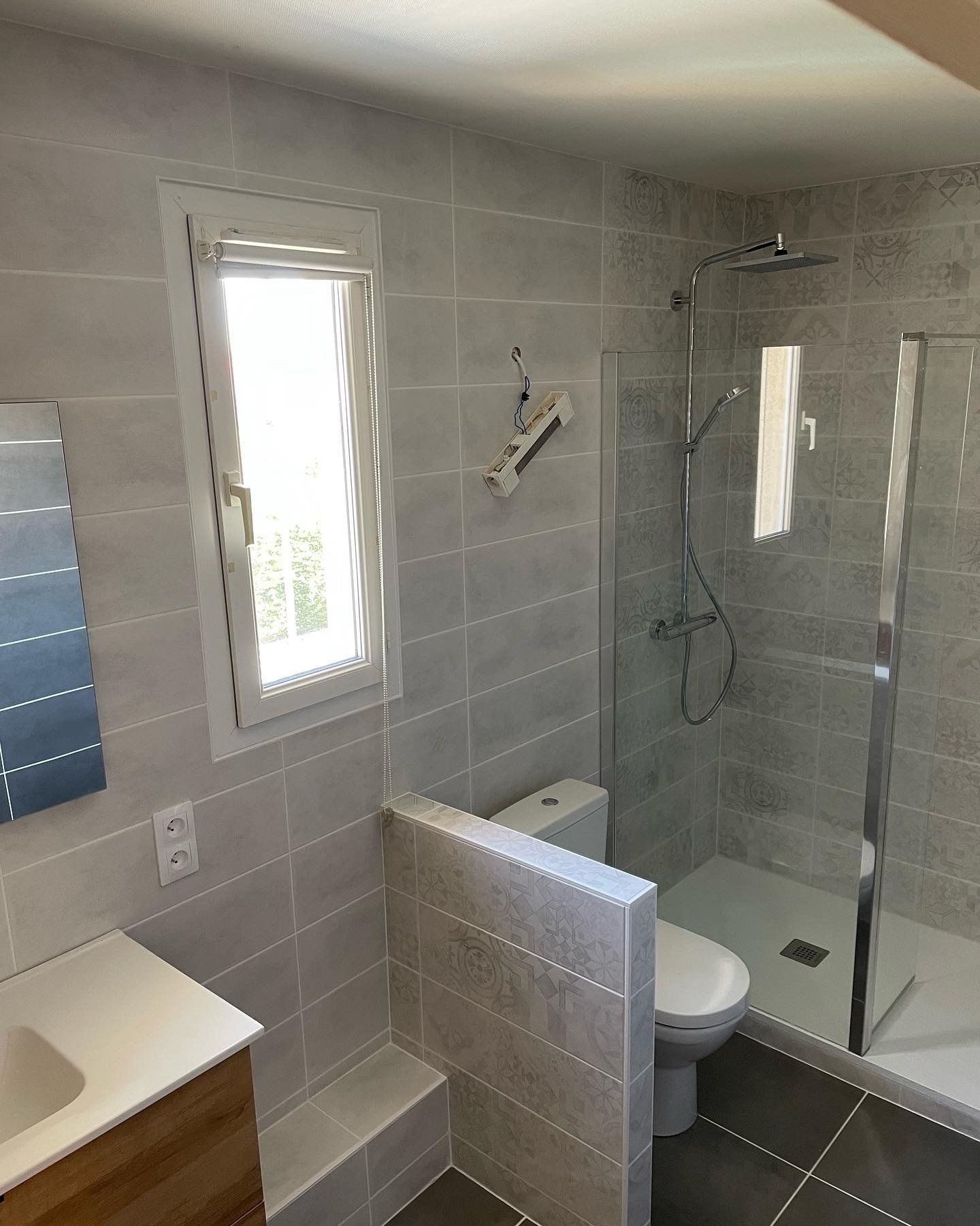 Muret de séparation entre les toilettes et le meuble vasque