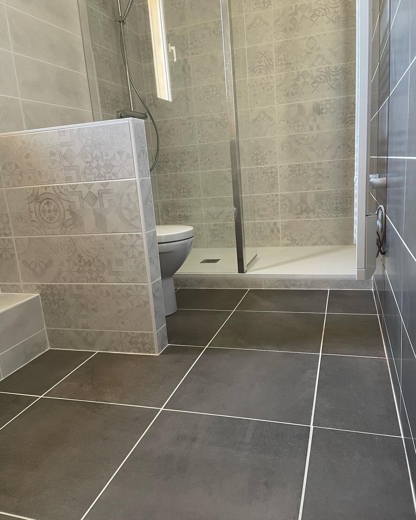 Salle de bains conçues avec des espaces délimités