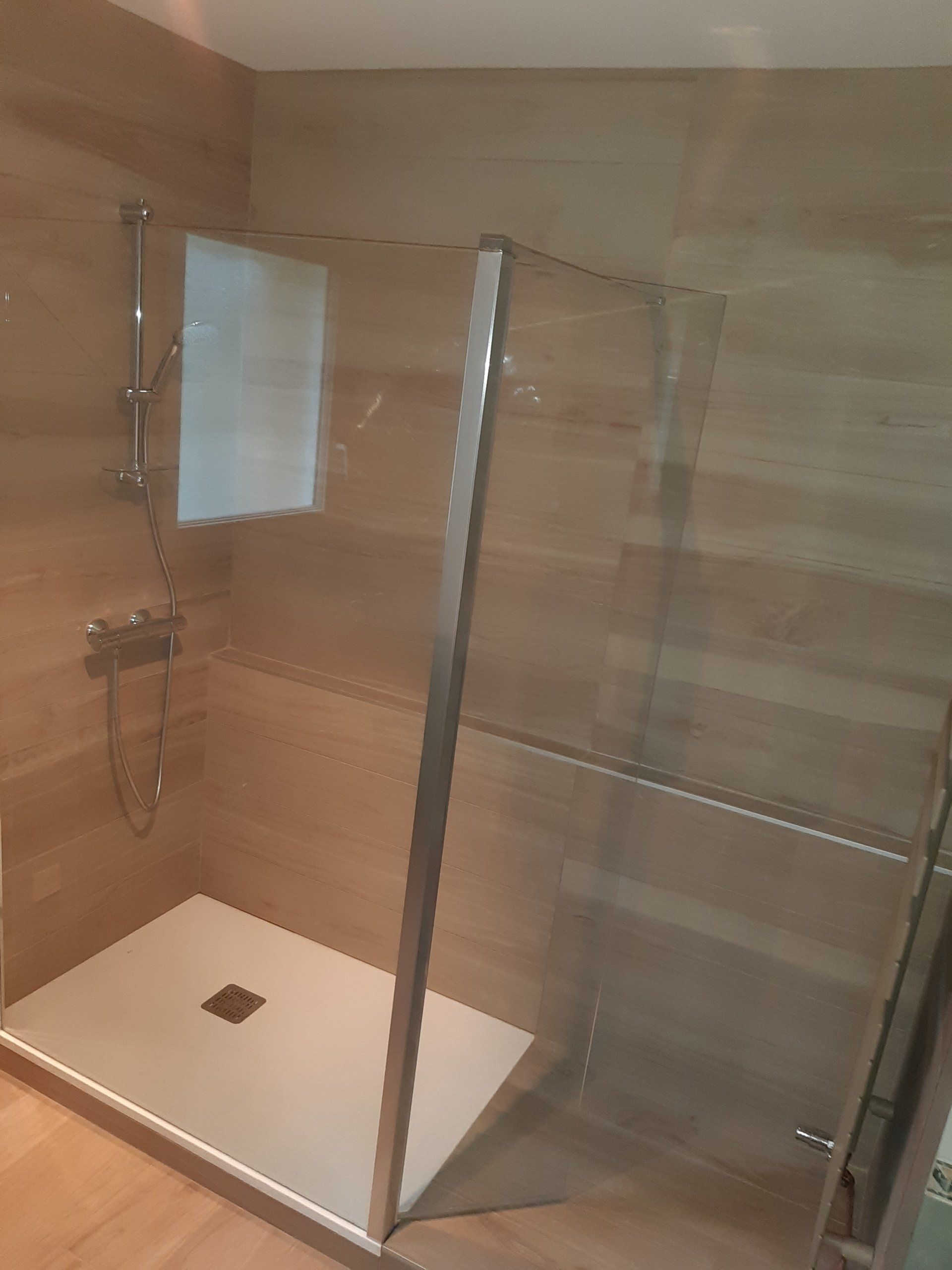 Douche à l'italienne avec surface transparente