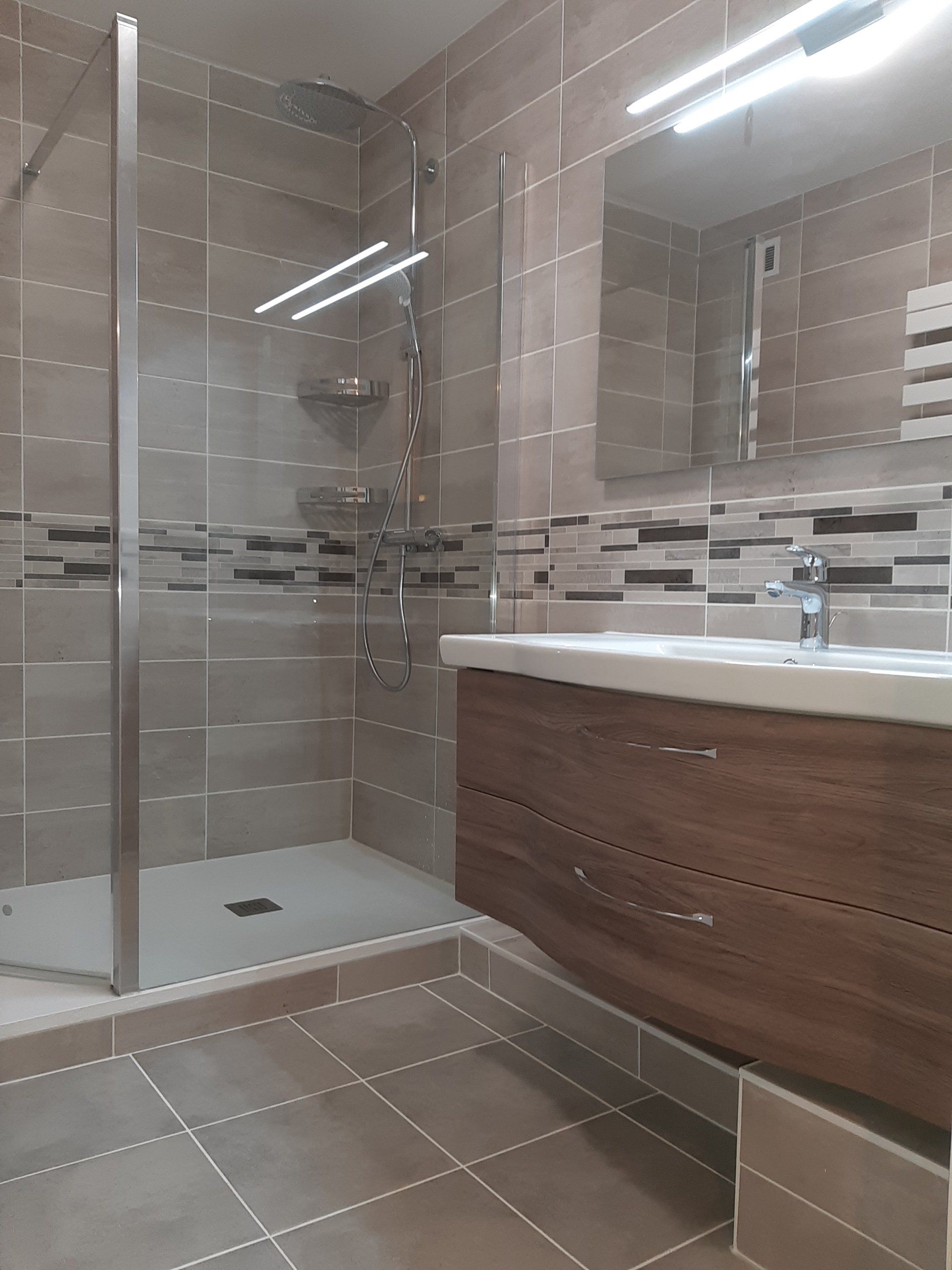 Douche à l'italienne avec meuble vasque imitation bois