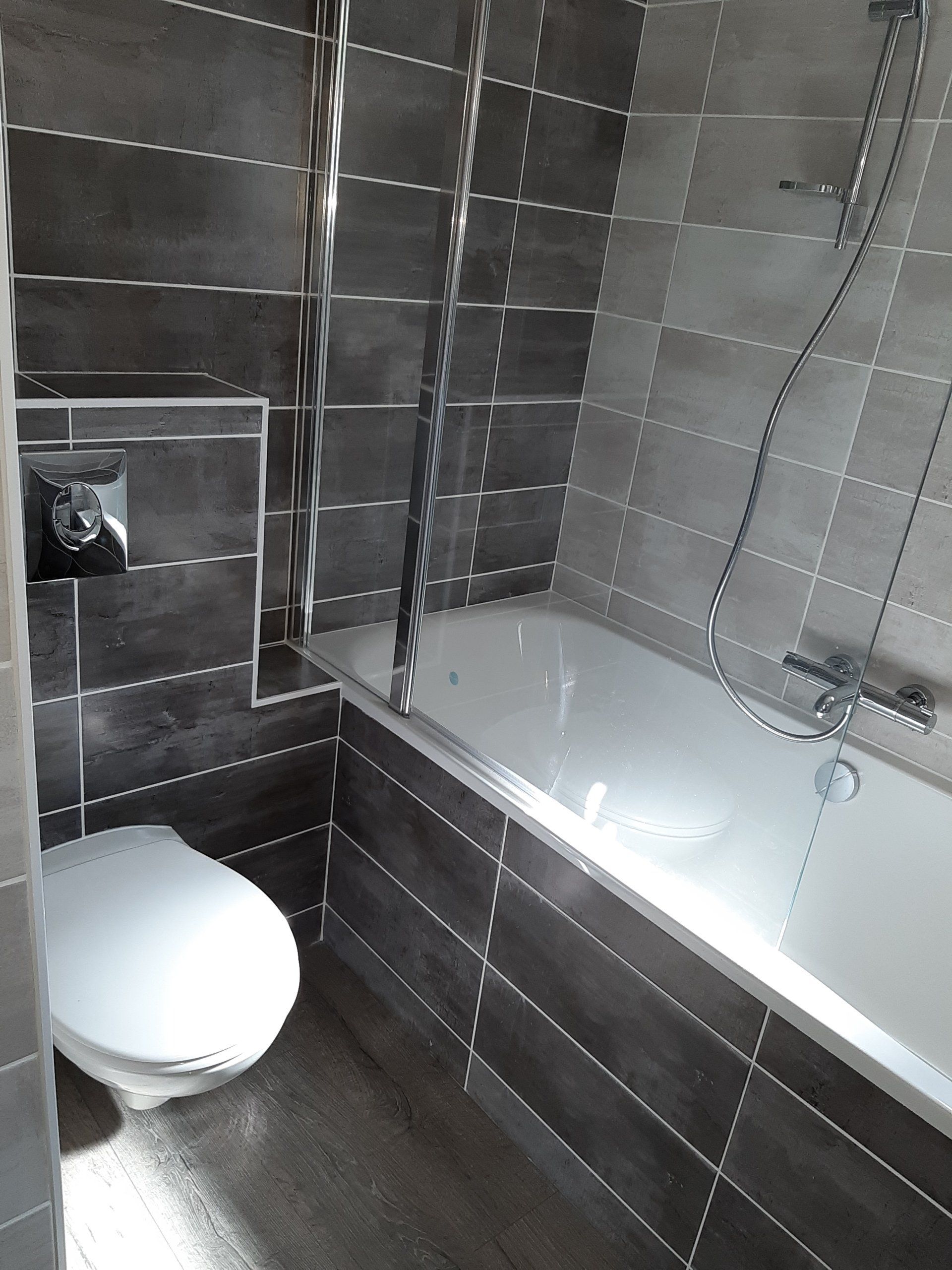 Baignoire et toilettes rénovées