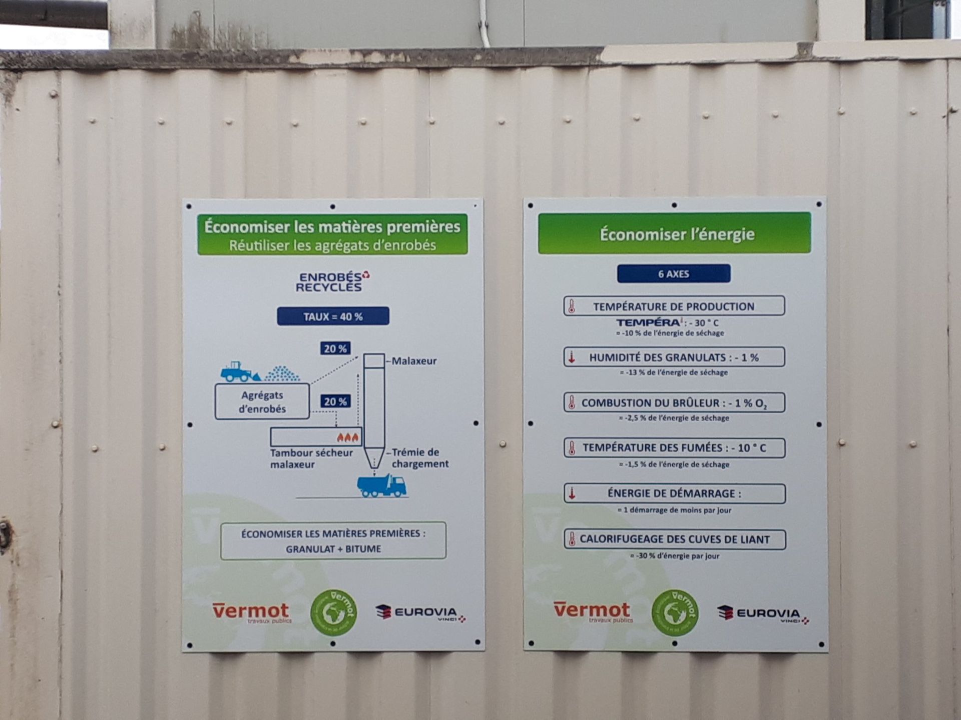 Panneaux explicatifs sur l'économie de matière des enrobés