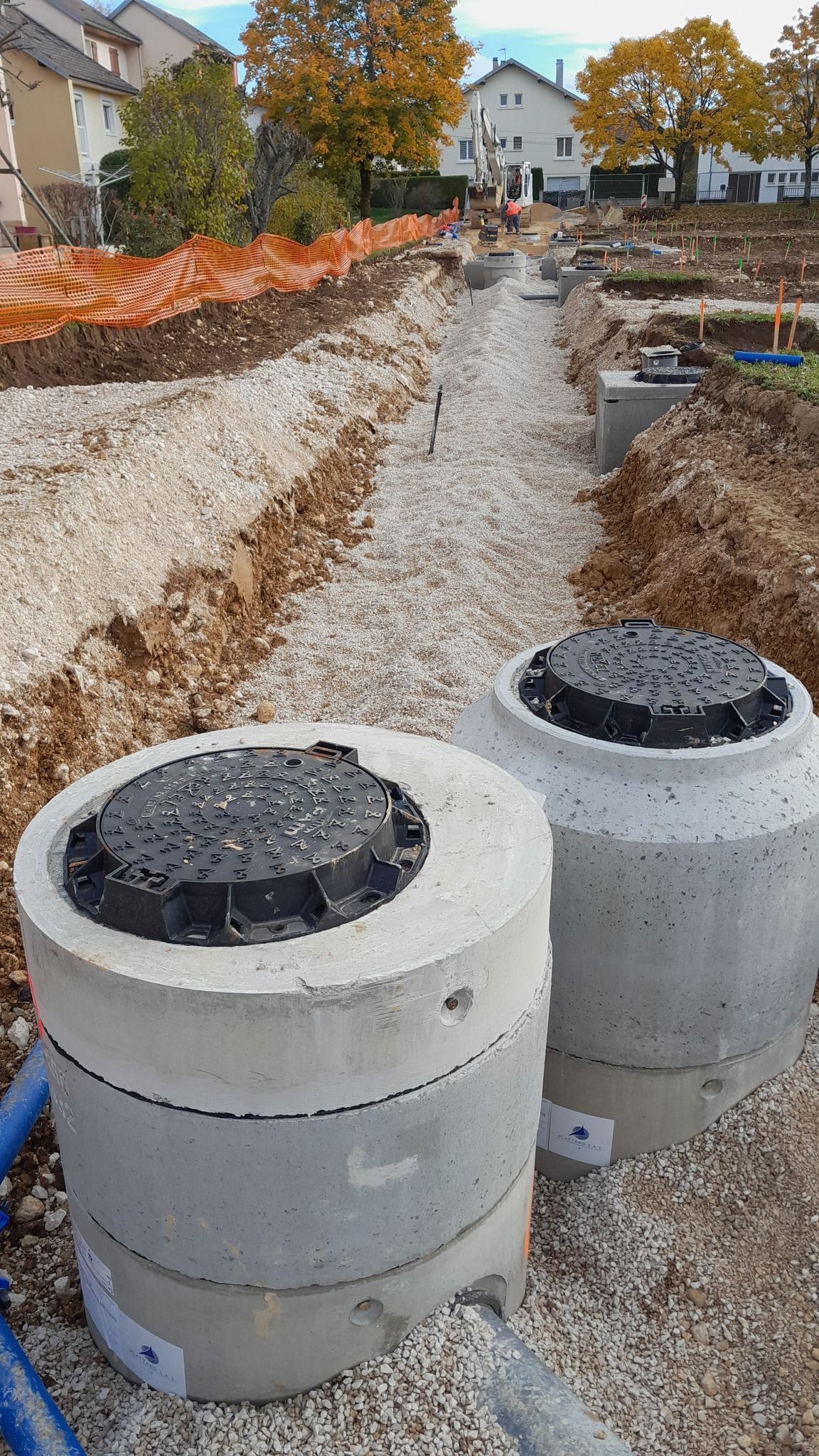 Tranchée avec passage de tuyaux au centre