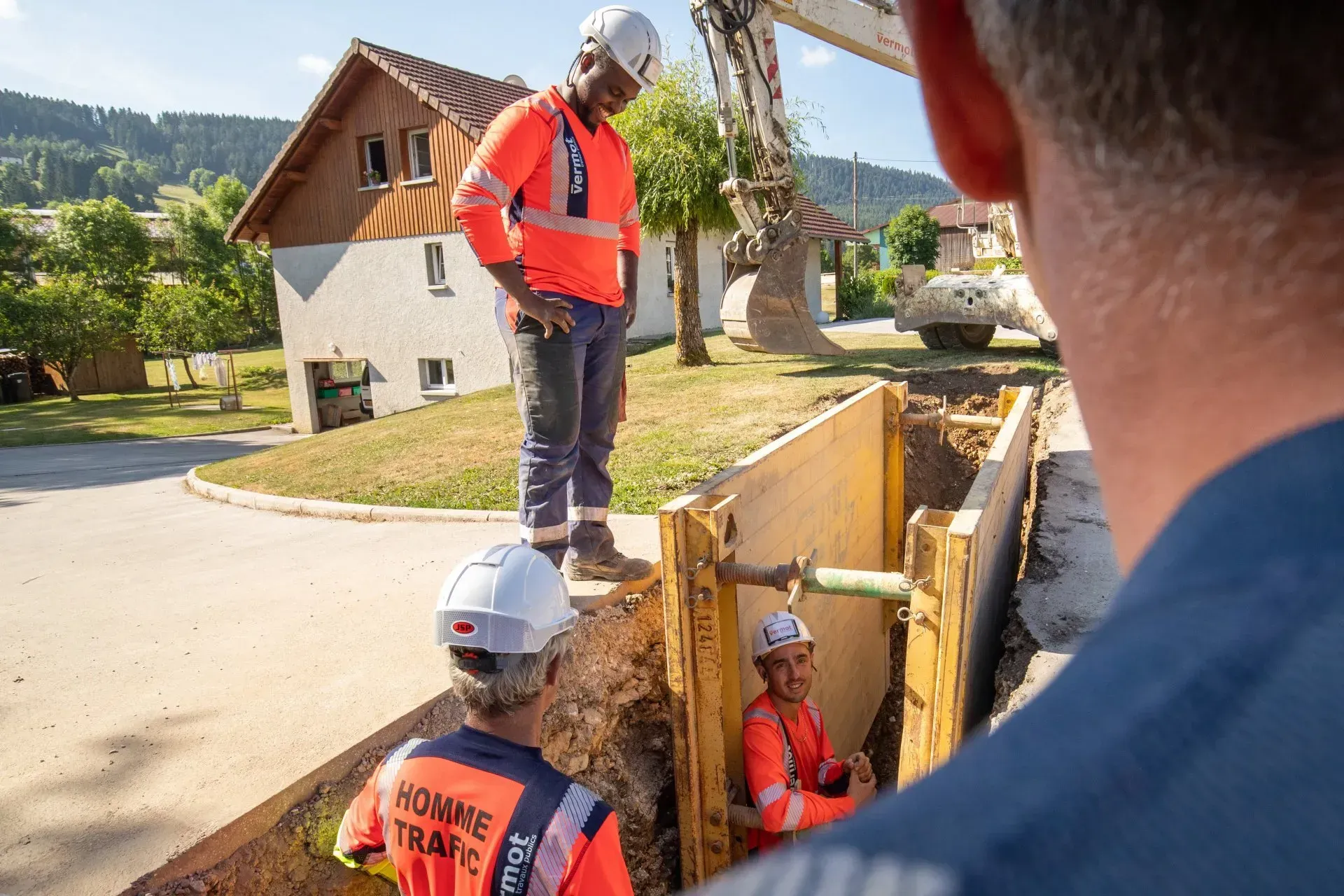 Équipe Vermot TP réalisant une tranchée