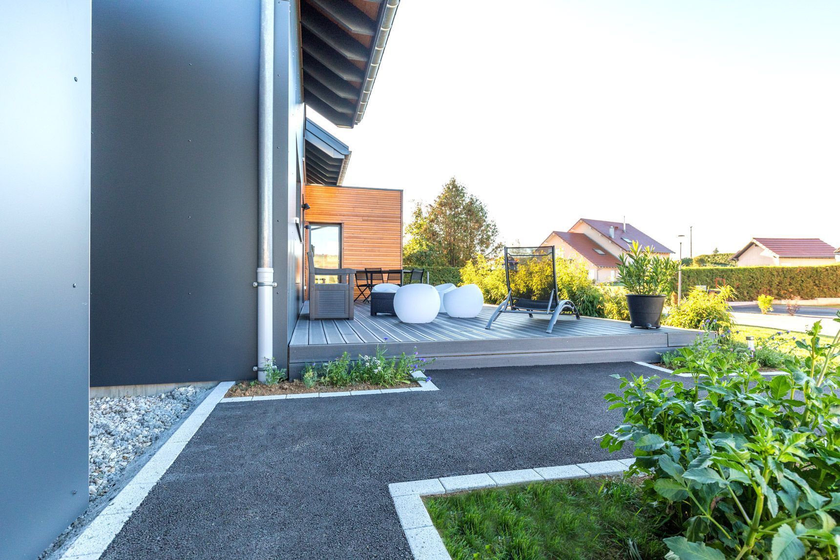 Allée en enrobé autour d'une grande villa