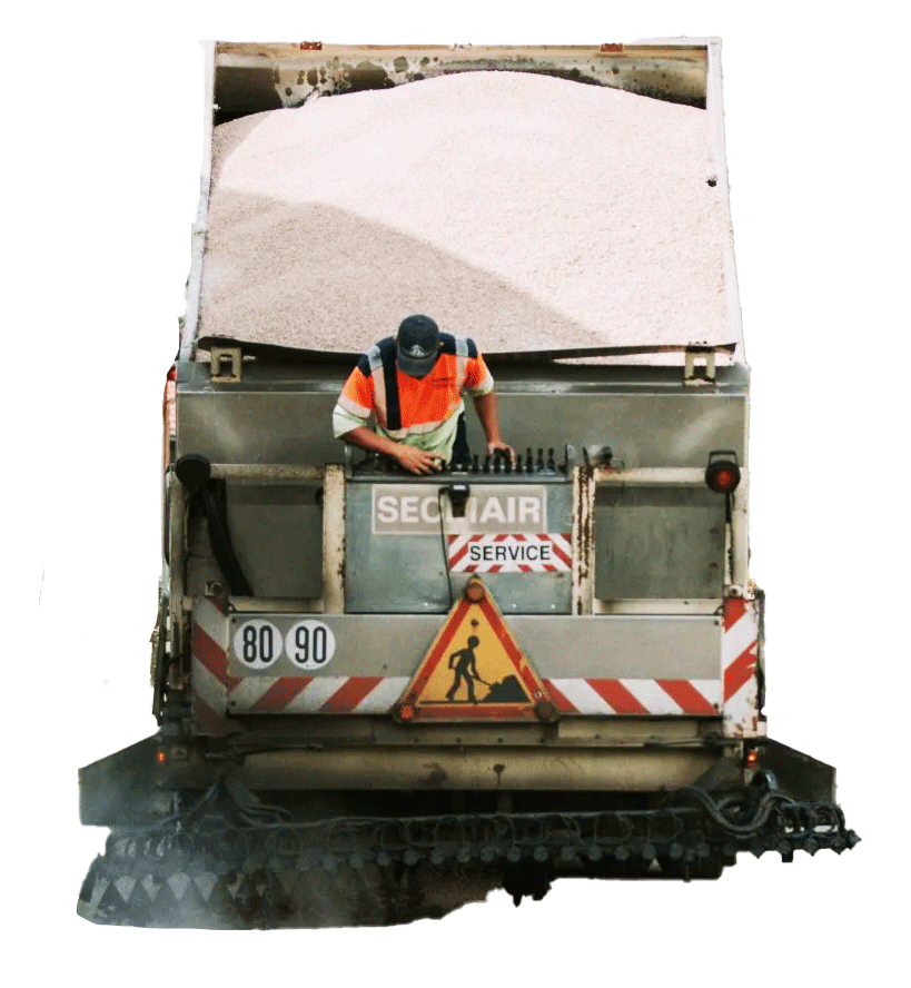 Image détourée d'un homme sur une machine de travaux publics