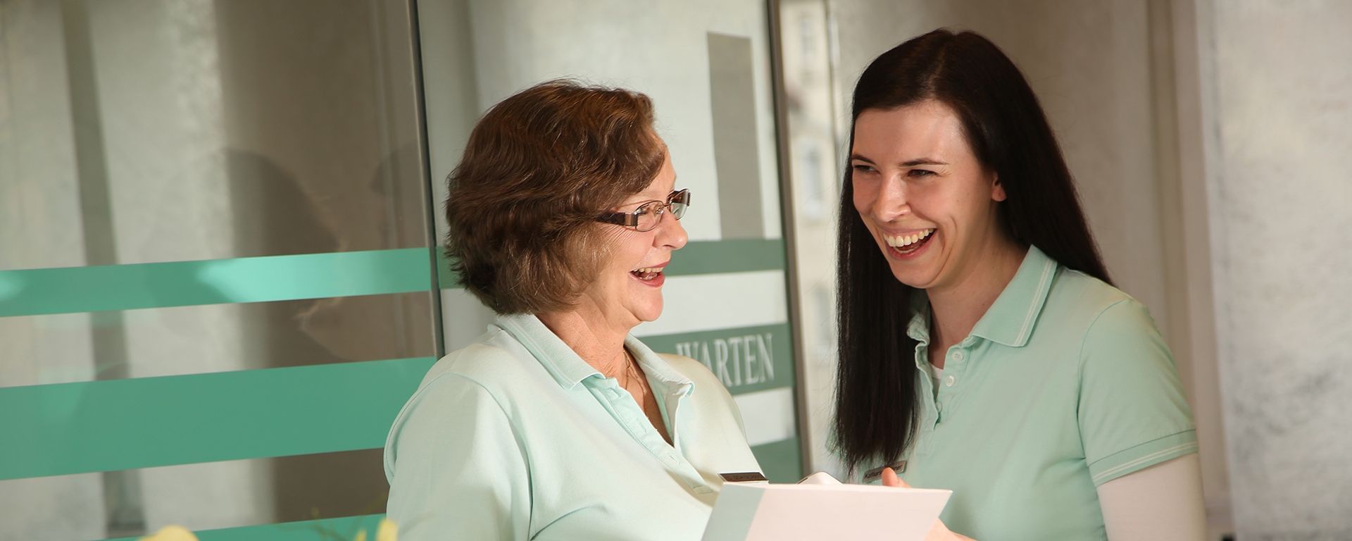Zwei Mitarbeiter im Gespräch bei der Auswertung eines Langzeit-EKGs