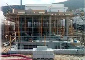 Un edificio en construcción con una valla a su alrededor.