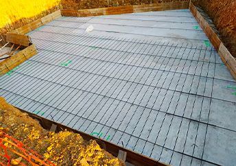 En una obra se está construyendo un suelo de hormigón.