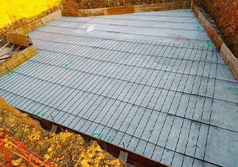 En una obra se está construyendo un suelo de hormigón.