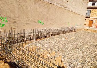 Se está construyendo una valla metálica delante de un edificio.