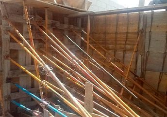 Un montón de postes de madera se apilan uno encima del otro en un sitio de construcción.
