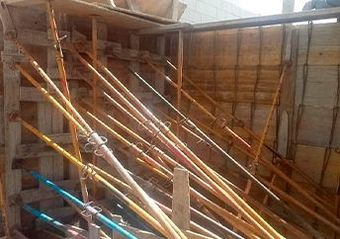 Un montón de postes de madera se apilan uno encima del otro en un sitio de construcción.