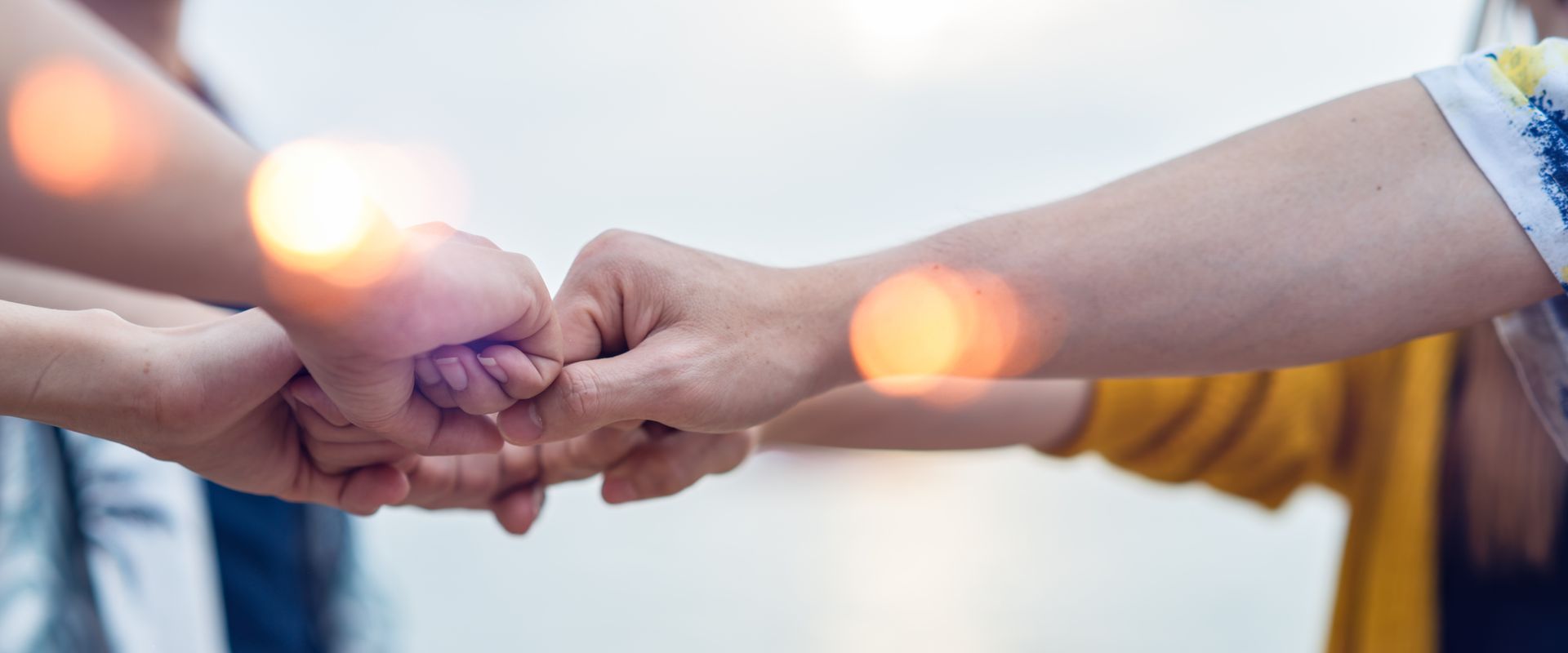 Mains qui se rejoignent en signe d'équipe