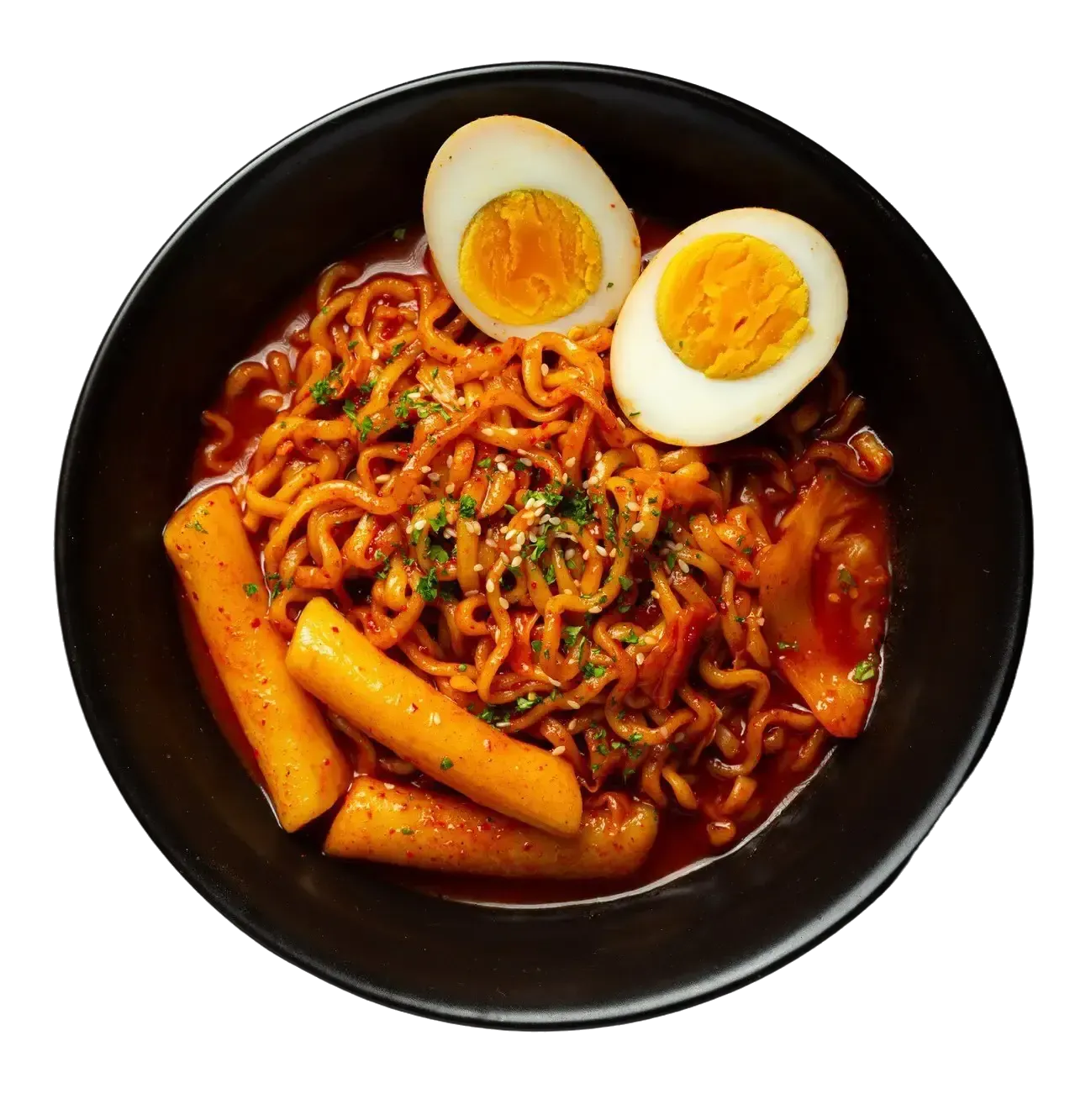 Tigela de macarrão picante coreano com metades de ovos cozidos e bolinhos de arroz.