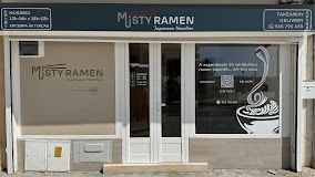 Fachada da loja Misty Ramen Japanese Noodles com sinalização e uma grande vitrine com estampa de ramen.