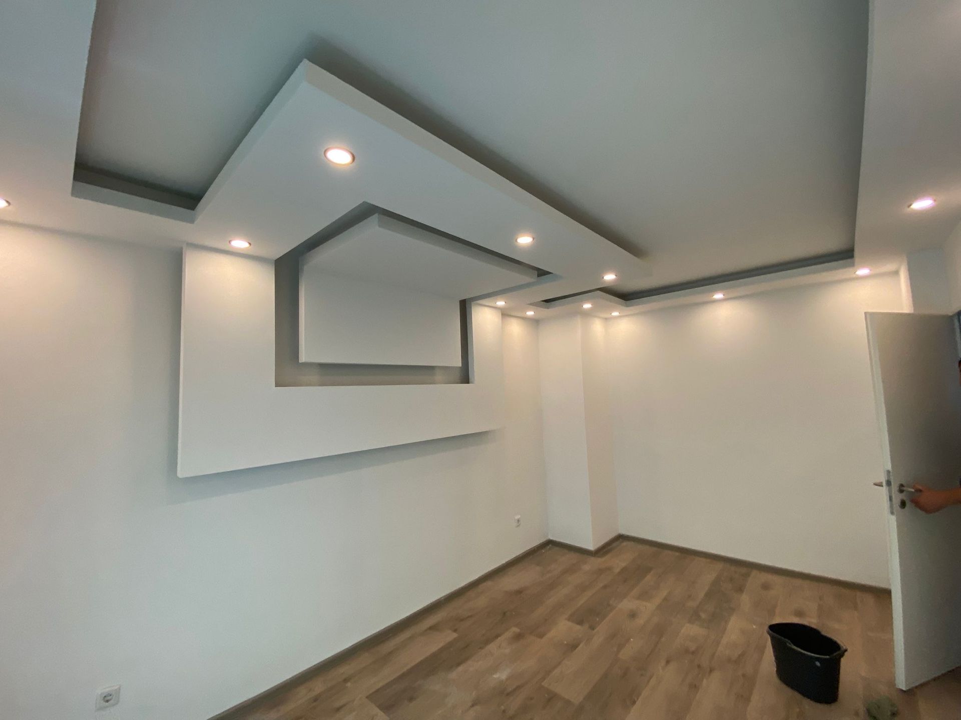 In der Mitte des Raumes steht ein Mülleimer.