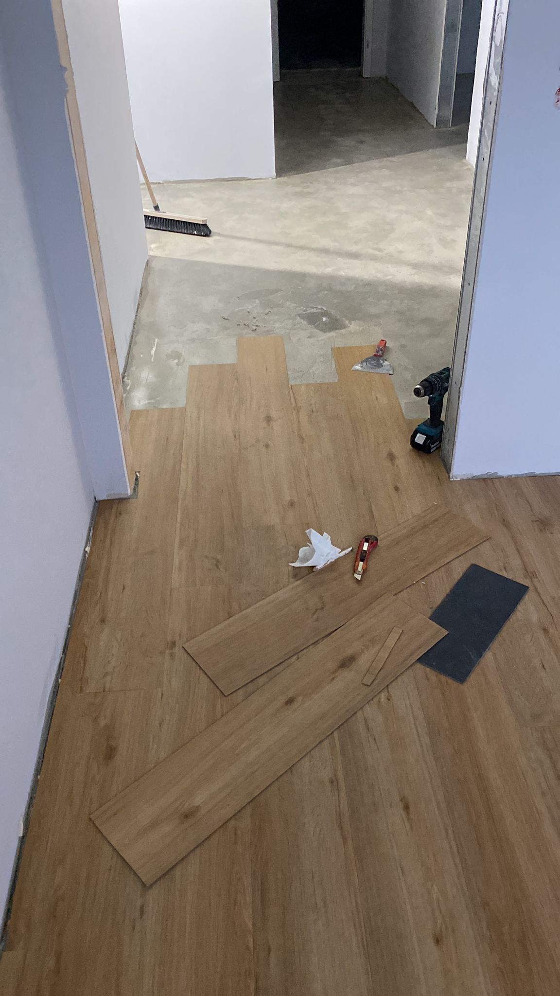 In einem Raum wird ein Holzboden verlegt.