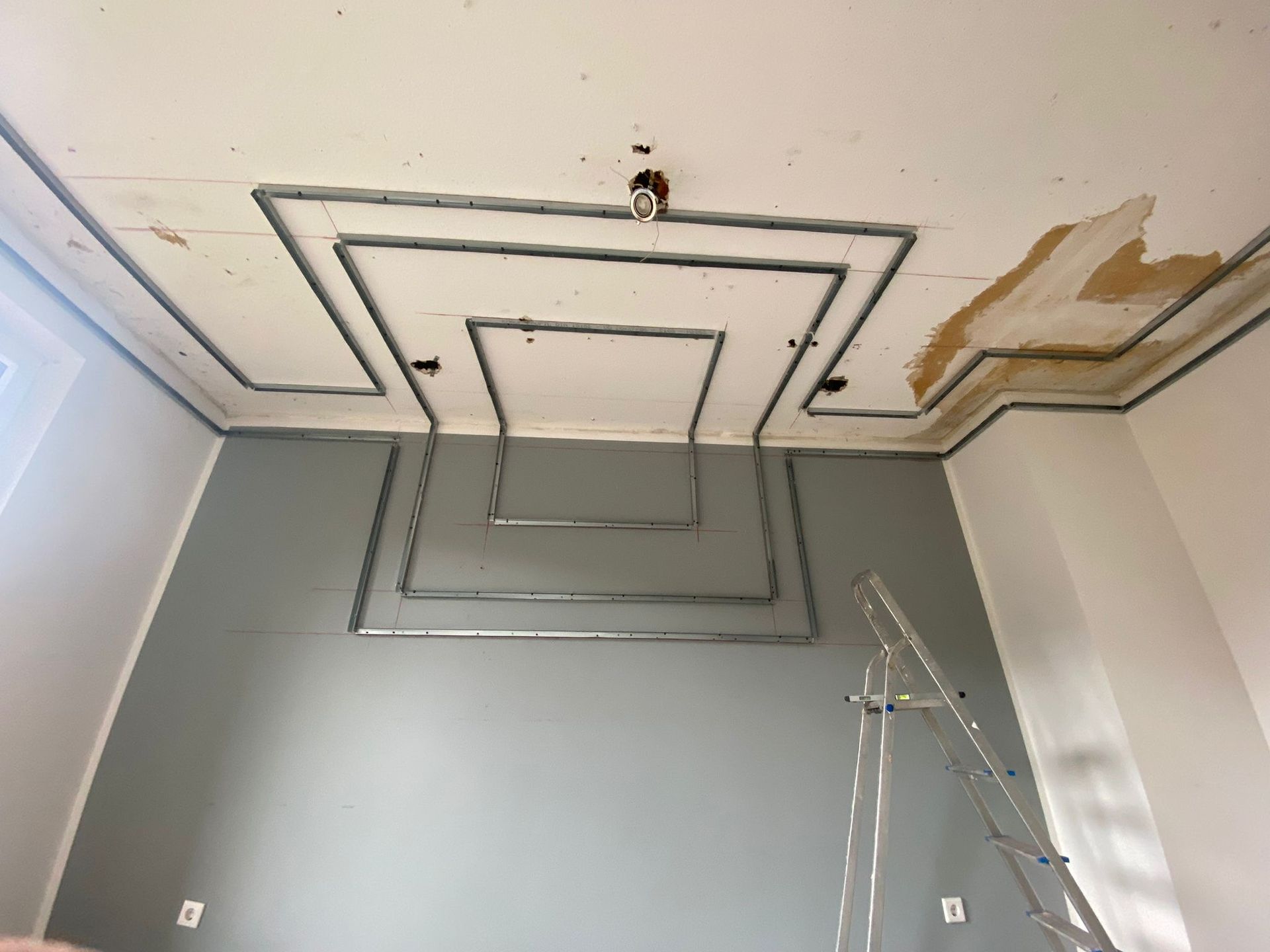 Ein Raum mit einer Decke, die ein geometrisches Muster aufweist