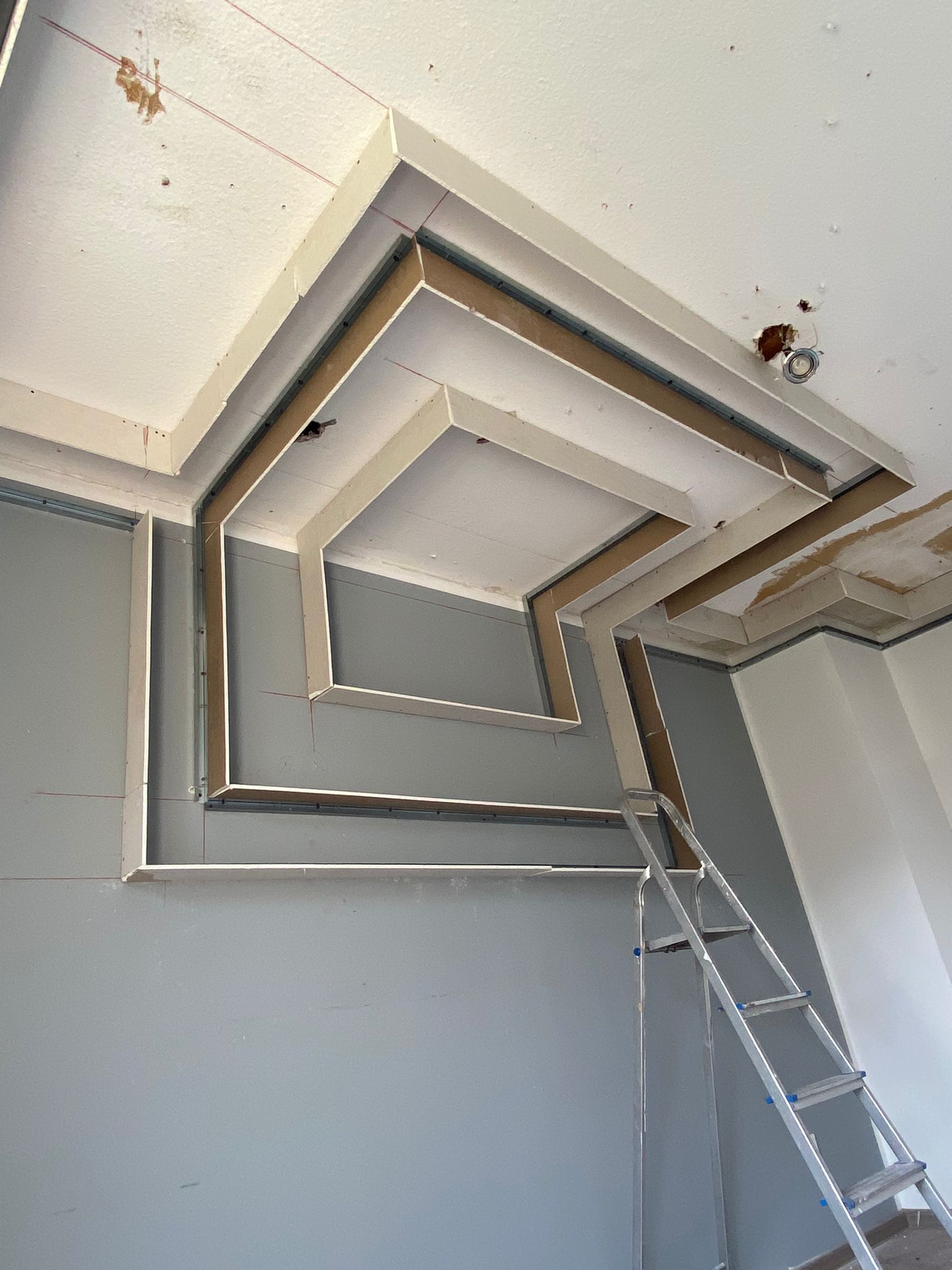 Ein Raum mit einer Leiter, die bis zur Decke führt