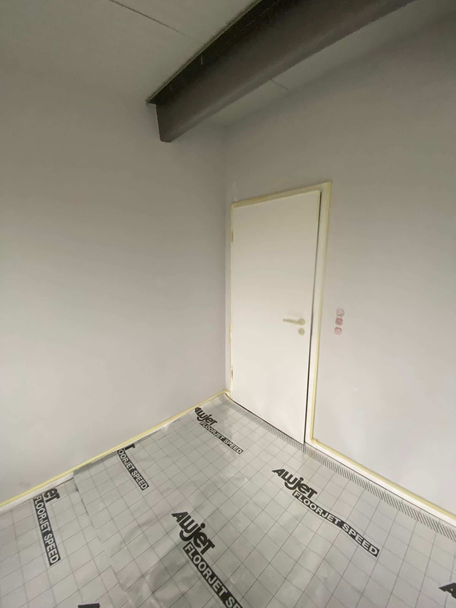 In der Ecke des Raumes ist eine Tür.