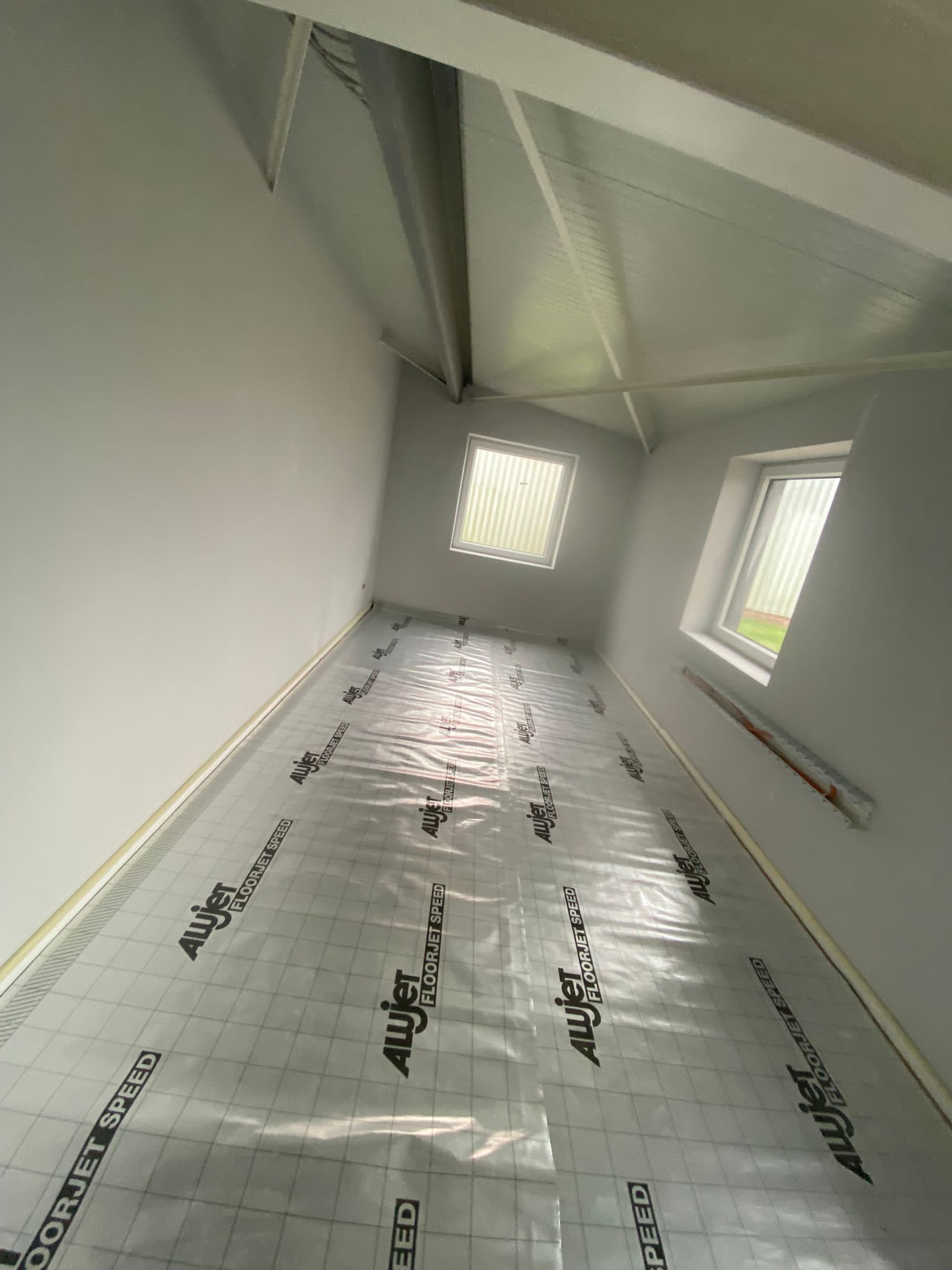 Ein Raum mit viel Plastik auf dem Boden und einem Fenster.