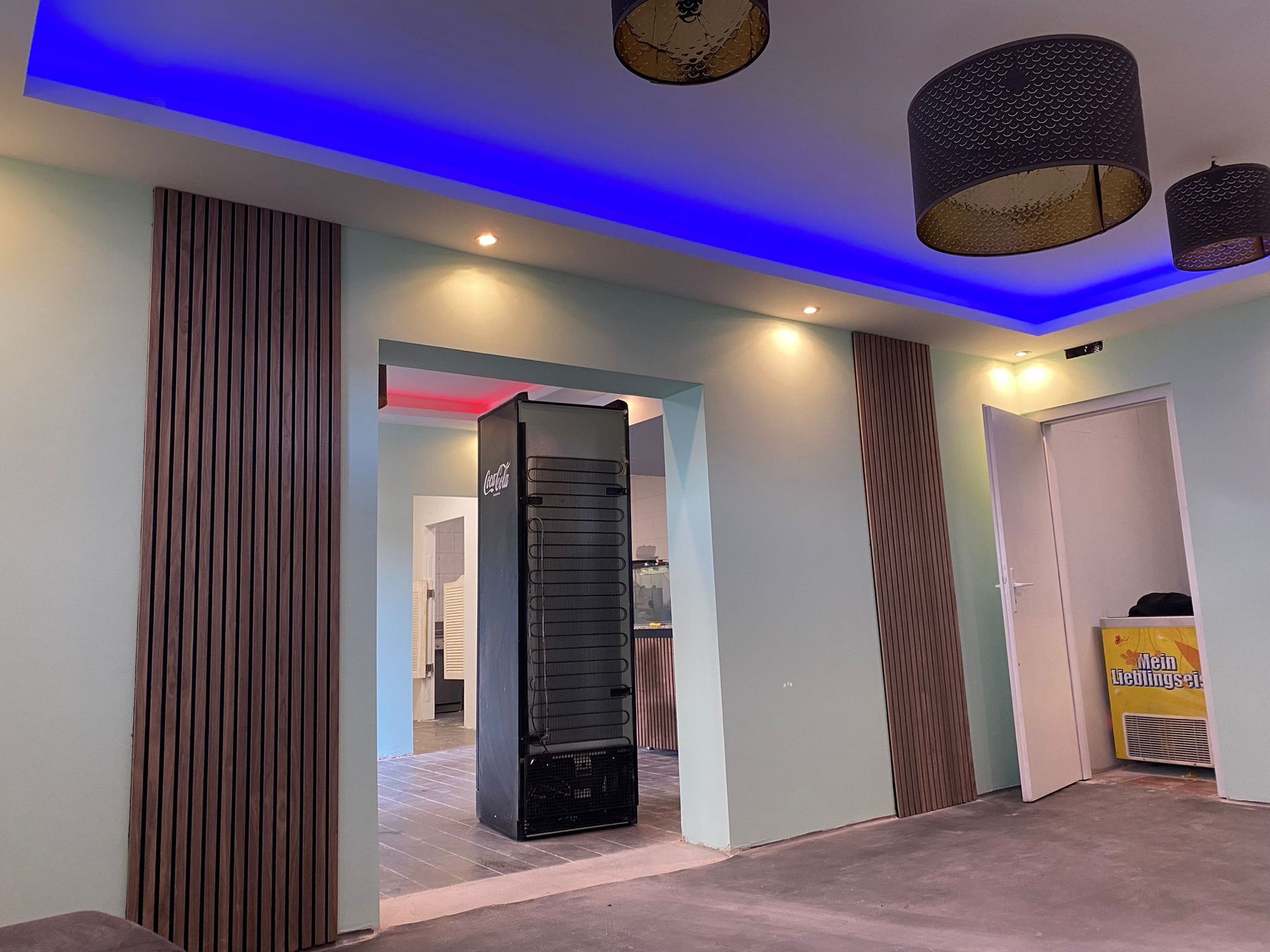 Ein Raum mit einer Decke, an der blaue Lichter hängen.